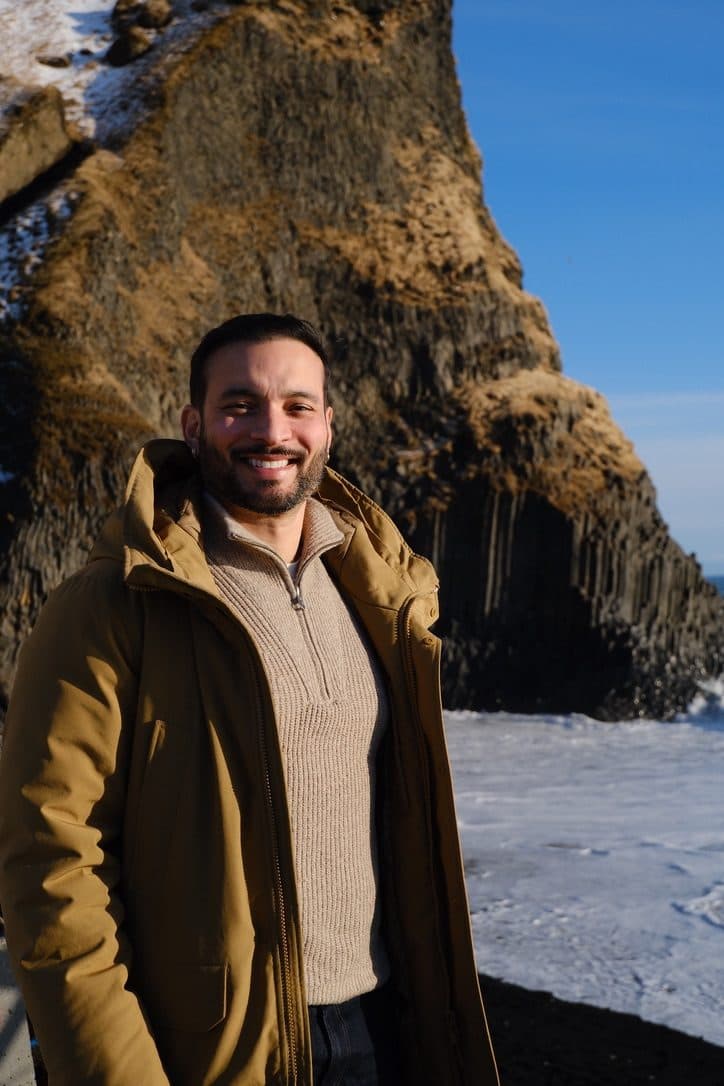 André na costa sul da Islândia, no inverno