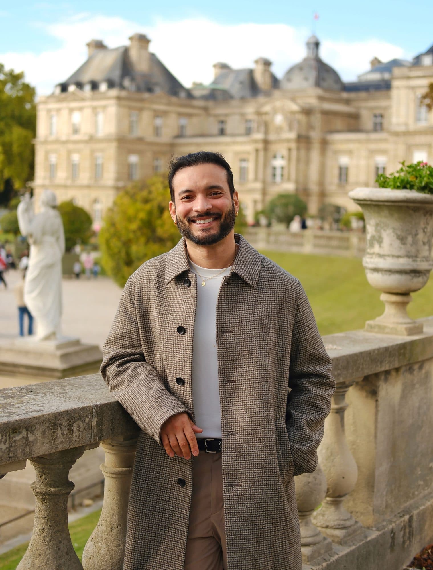 André Gutto sorrindo no Jardin du Luxembourg, em Paris