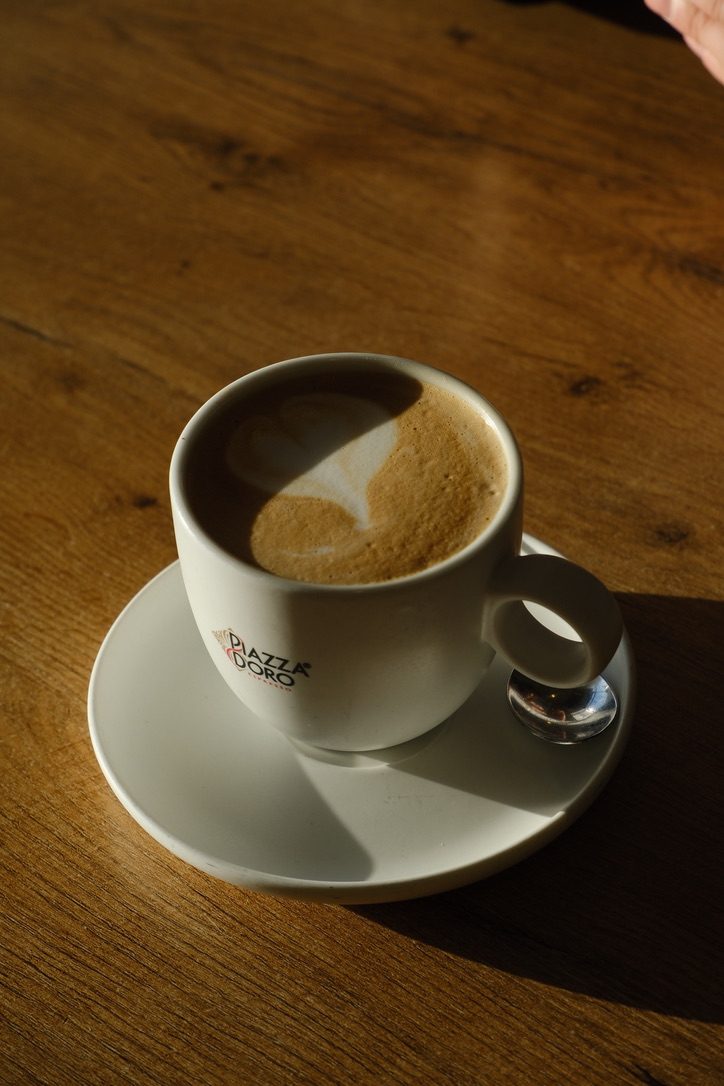 Café em uma mesa de bistrô em Paris